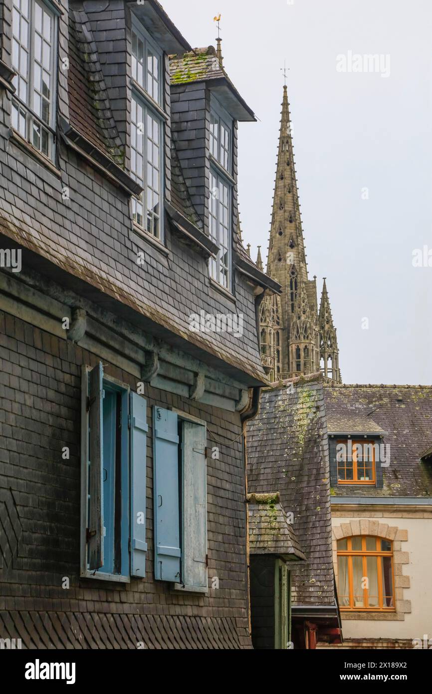 Türme der Kathedrale Saint-Corentin, Haus mit Schieferdach in der Rue du Lycee, Quimper, Département Finistere Penn-AR-Bed, Region Bretagne Breizh, Frankreich Stockfoto