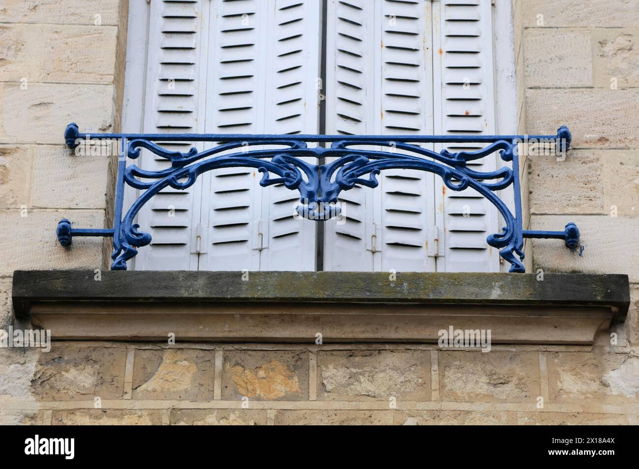 Fenstergeländer und Balkone an Wohngebäuden, die von Hector Guimard im Jugendstilstil entworfen und aus kommunalem Metall hergestellt wurden Stockfoto