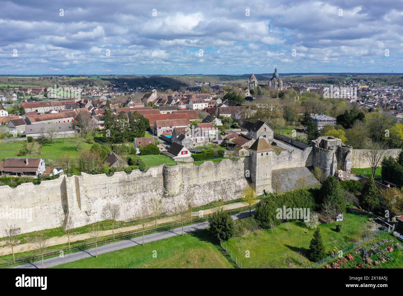 Aus der Vogelperspektive der mittelalterlichen ummauerten Stadt Provins ...