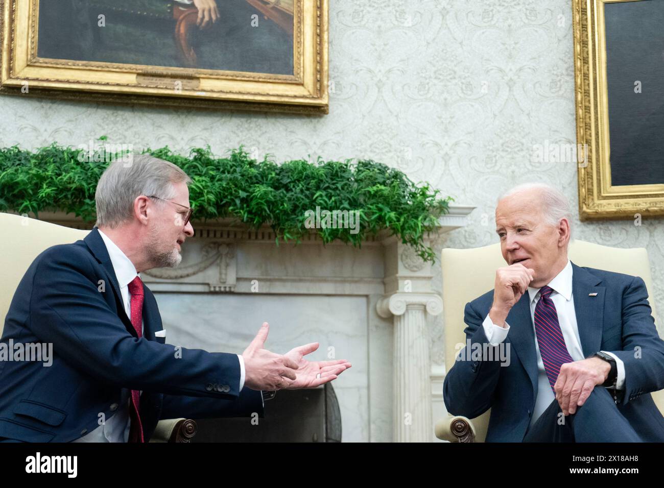 Washington, Vereinigte Staaten . April 2024. Präsident Joe Biden trifft sich am Montag, den 15. April 2024, im Oval Office im Weißen Haus in Washington, DC, mit dem Premierminister der Tschechischen Republik Petr Fiala. Foto: Bonnie Cash/Pool/SIPA USA Credit: SIPA US/Alamy Live News Stockfoto