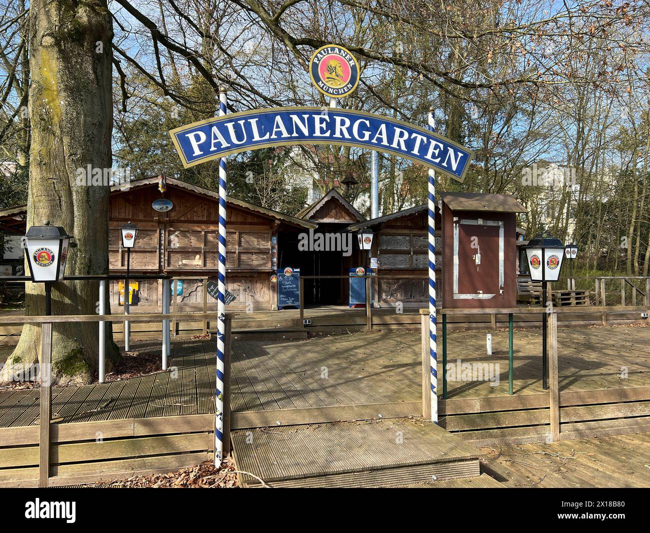 Paulanergarten Paulanergarten in Bad salzuflen, Begriff Geschichten aus dem Paulanergarten beliebtes Symbol für Lügengeschichten / Paulaner Biergarten in Bad salzuflen, 17.3.2024 *** Paulanergarten Paulanergarten Paulanergarten in Bad Salzuflen, 17 3 2024 Stockfoto