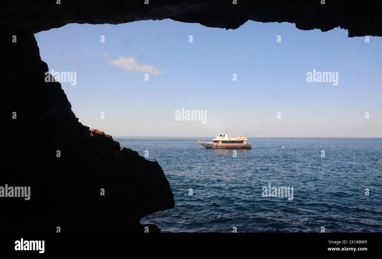 Ausflugsboot an der felsigen Küste von Capo Caccia mit Grotta Nereo Höhle, Alghero, Provinz Sassari, Sardinien, Italien, Mittelmeer, Südeuropa Stockfoto