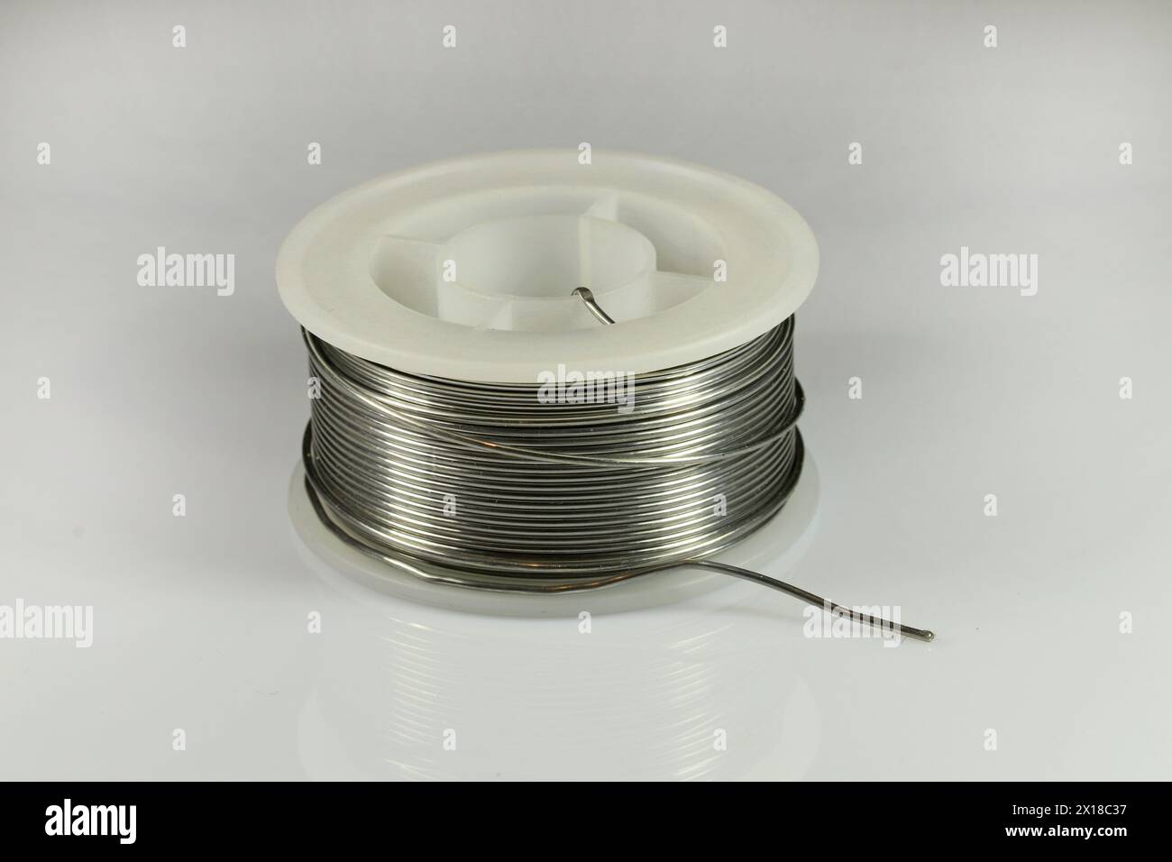 Eine Rolle Lötdraht für Leiterplatten. Elektronikindustrie. Stockfoto