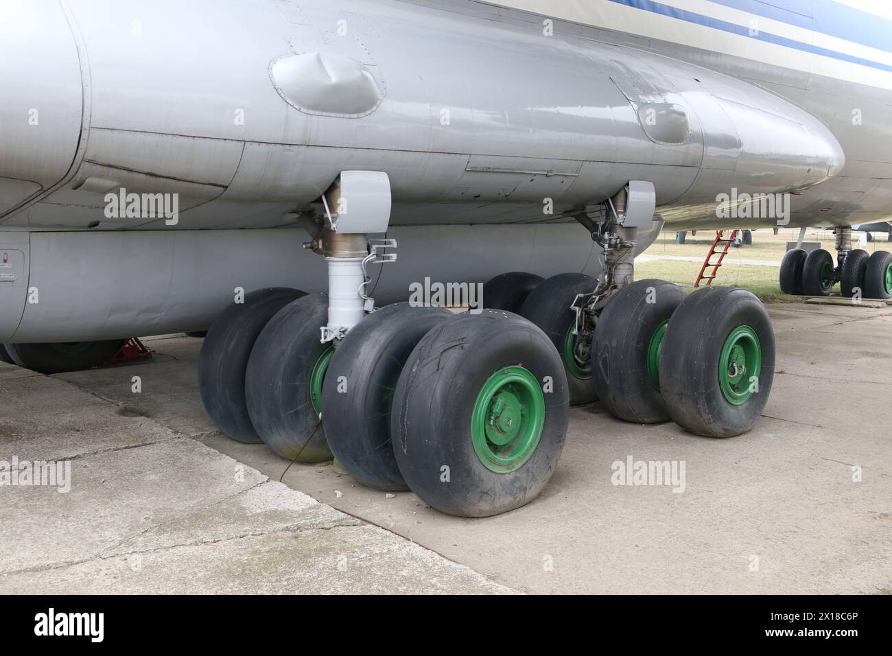 Kiew Ukraine - Landeausrüstung veralteter Flugzeuge. Räder des Flugzeugs. Stockfoto