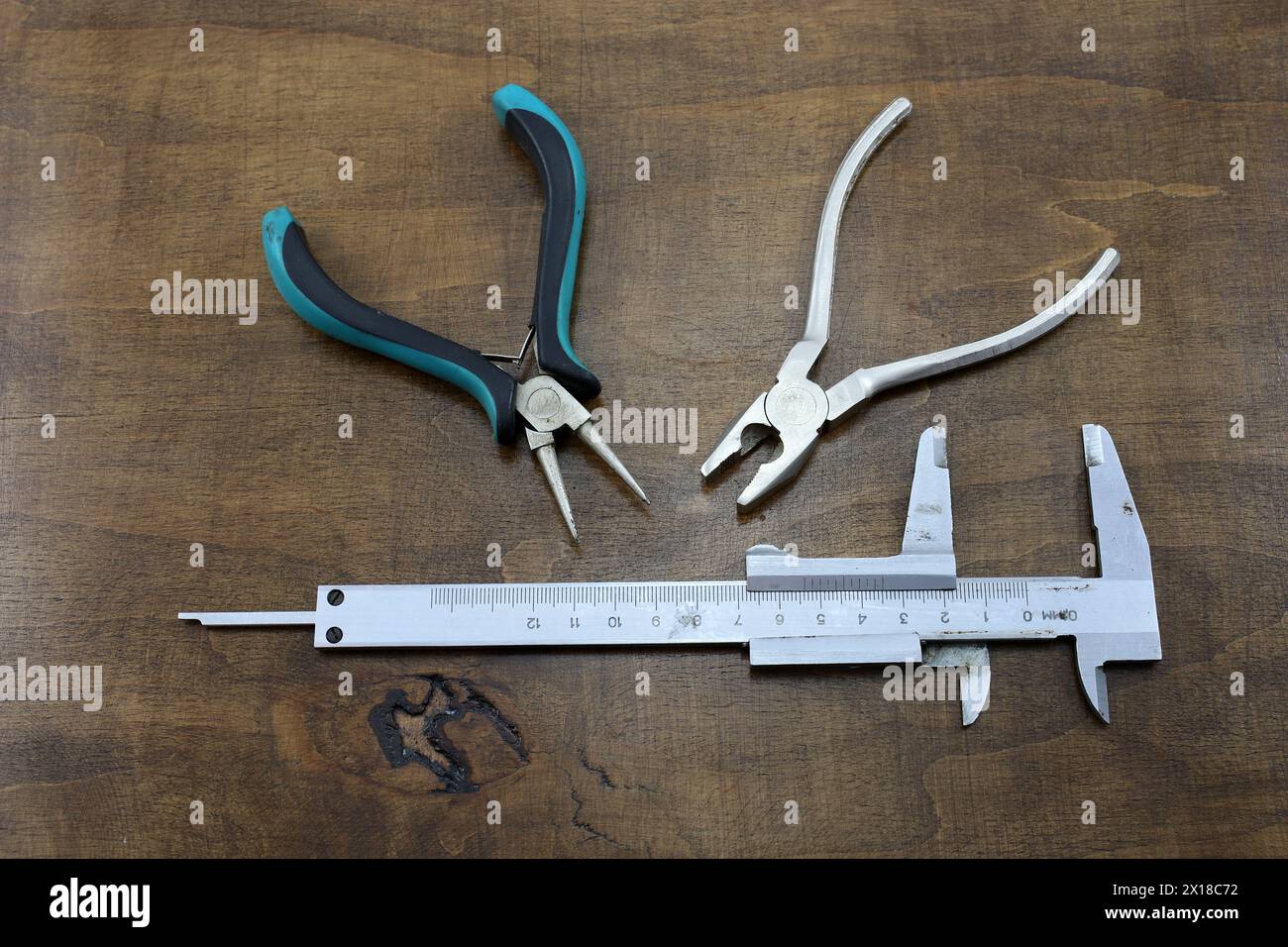 Handwerkzeug. Messschieber aus Metall, Zange, Rundzange. Stockfoto