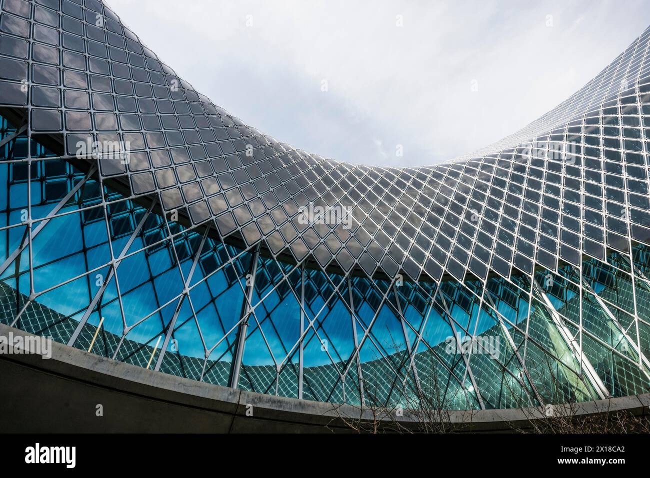 Novartis Pavilion, Architekturbüro AMDL CIRCLE und Architekt Michele de Lucchi, Novartis Campus, Holzbau, Fassade mit Photovoltaik Stockfoto