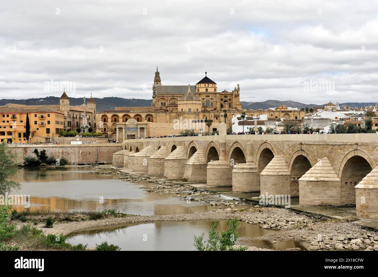 Puente Romano-Puente Viejo, Brücke über den Rio Guadalquivir, hinter der Kathedrale von Cordoba, alte Brücke, die zu einer Moschee-Kathedrale neben einem führt Stockfoto