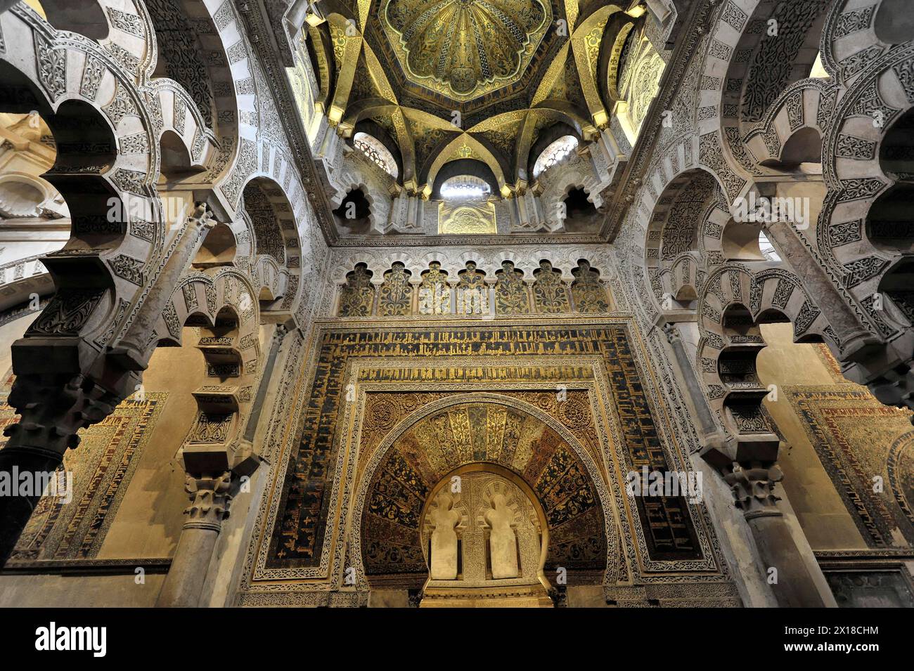 Mezquita, ehemalige Moschee, heute Kathedrale, Cordoba, goldene Deckendekorationen und Säulen zeugen von einer reichen islamischen Architekturtradition Stockfoto