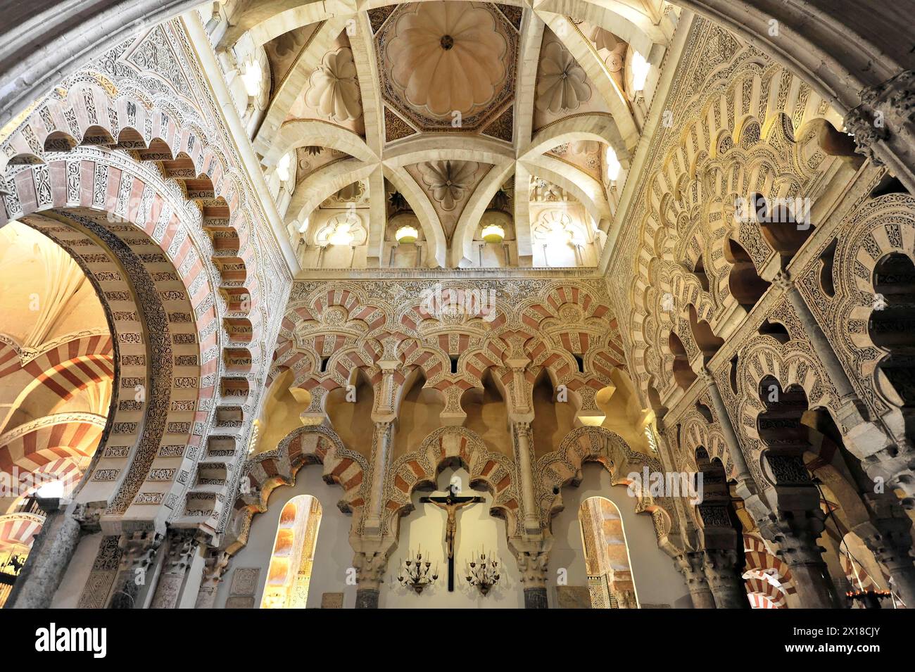 Mezquita, ehemalige Moschee, heute Kathedrale, Cordoba, Innenansicht eines Gebäudes, das islamische und christliche Designelemente mit kunstvollen Bögen kombiniert Stockfoto