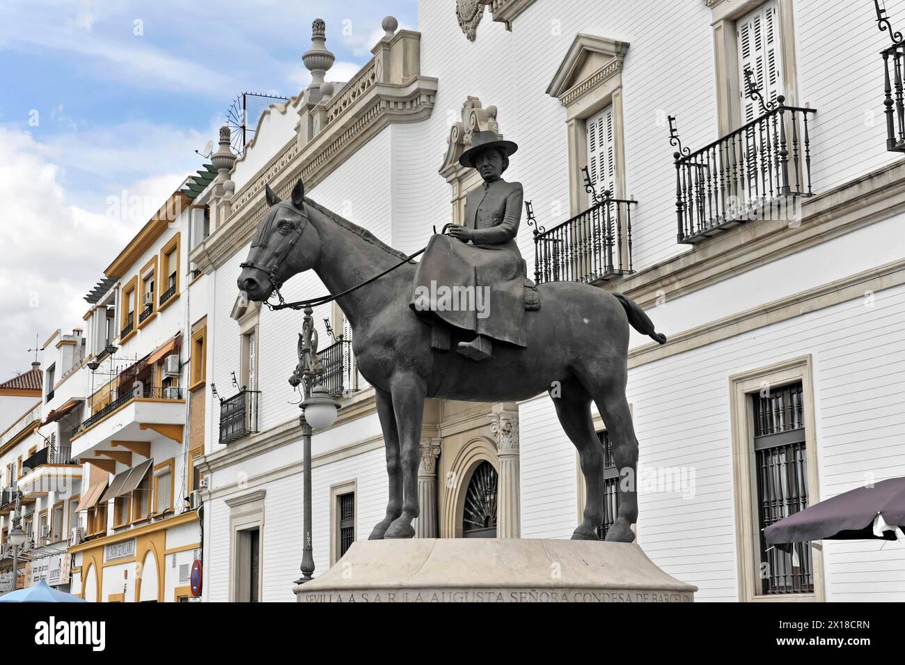 Sevilla, Statue eines Reiters auf einem Pferd vor städtischen Gebäuden und blauem Himmel, Sevilla, Andalusien, Spanien Stockfoto