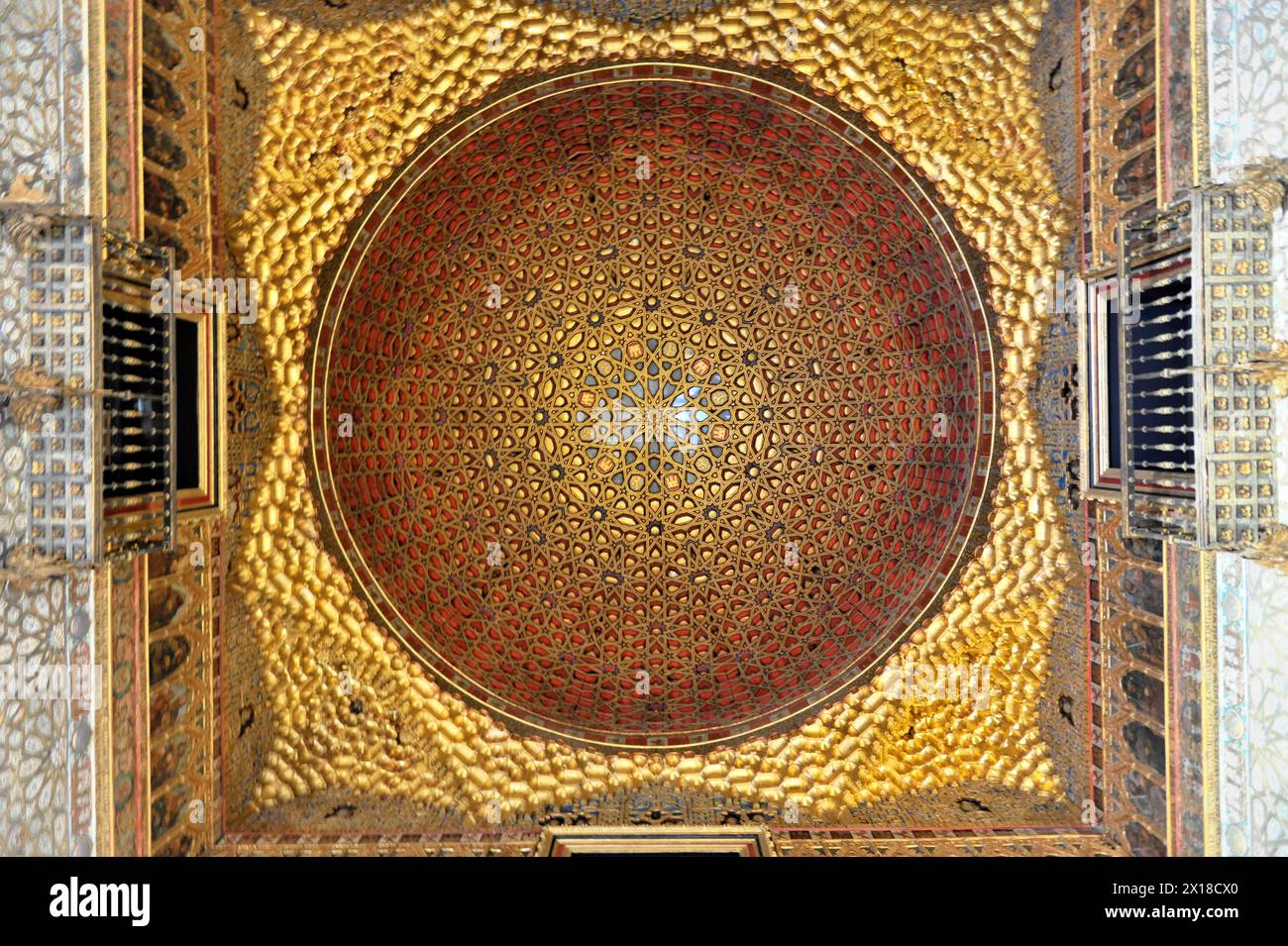 Sevilla, Botschafterhalle, im maurischen Königspalast Real Alcazar, UNESCO-Weltkulturerbe, in Sevilla, Blick auf eine reich verzierte goldene Stockfoto