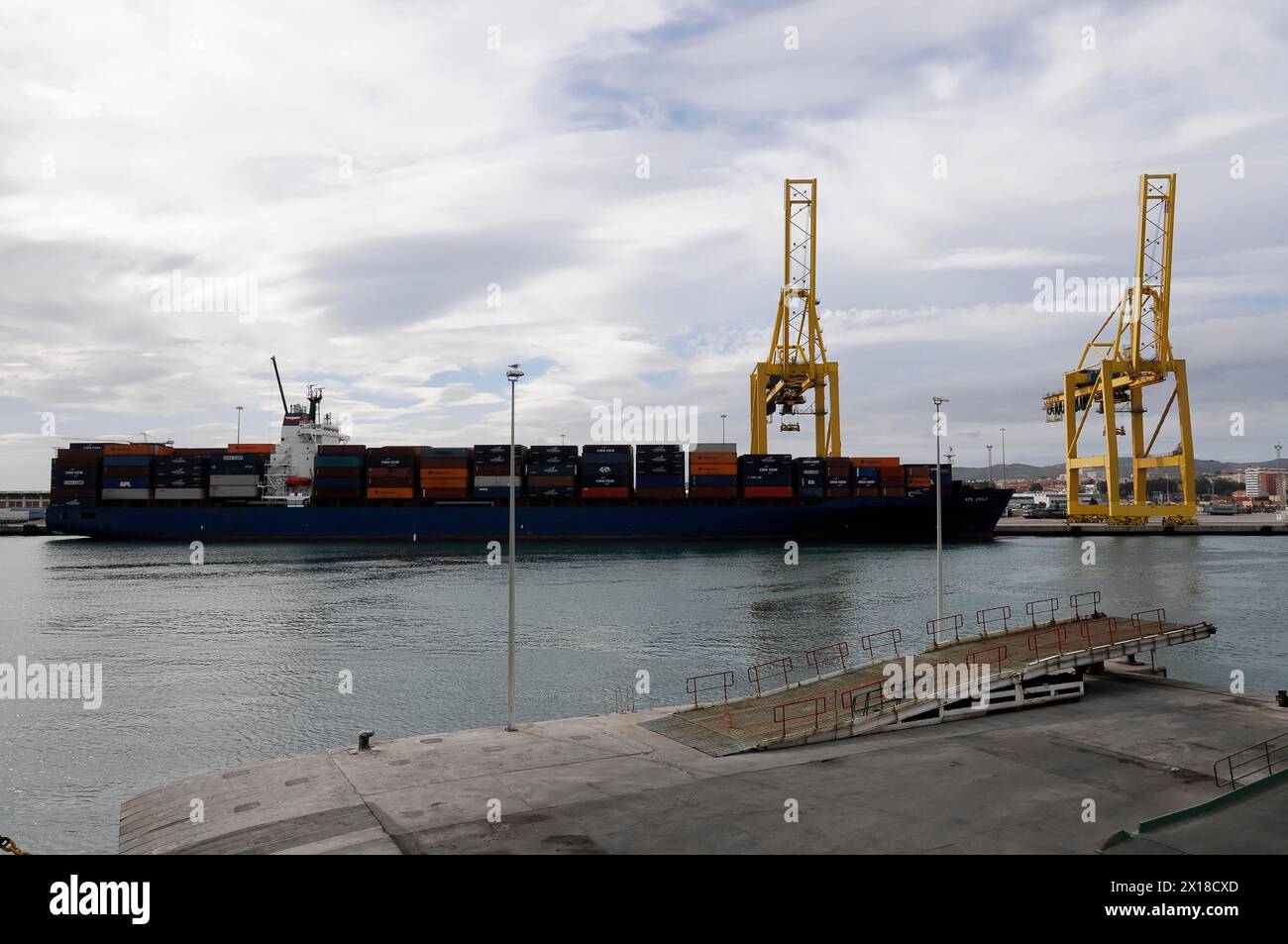 CEUTA, Blick auf einen industriellen Containerhafen mit einem Schiff, Marokko Stockfoto