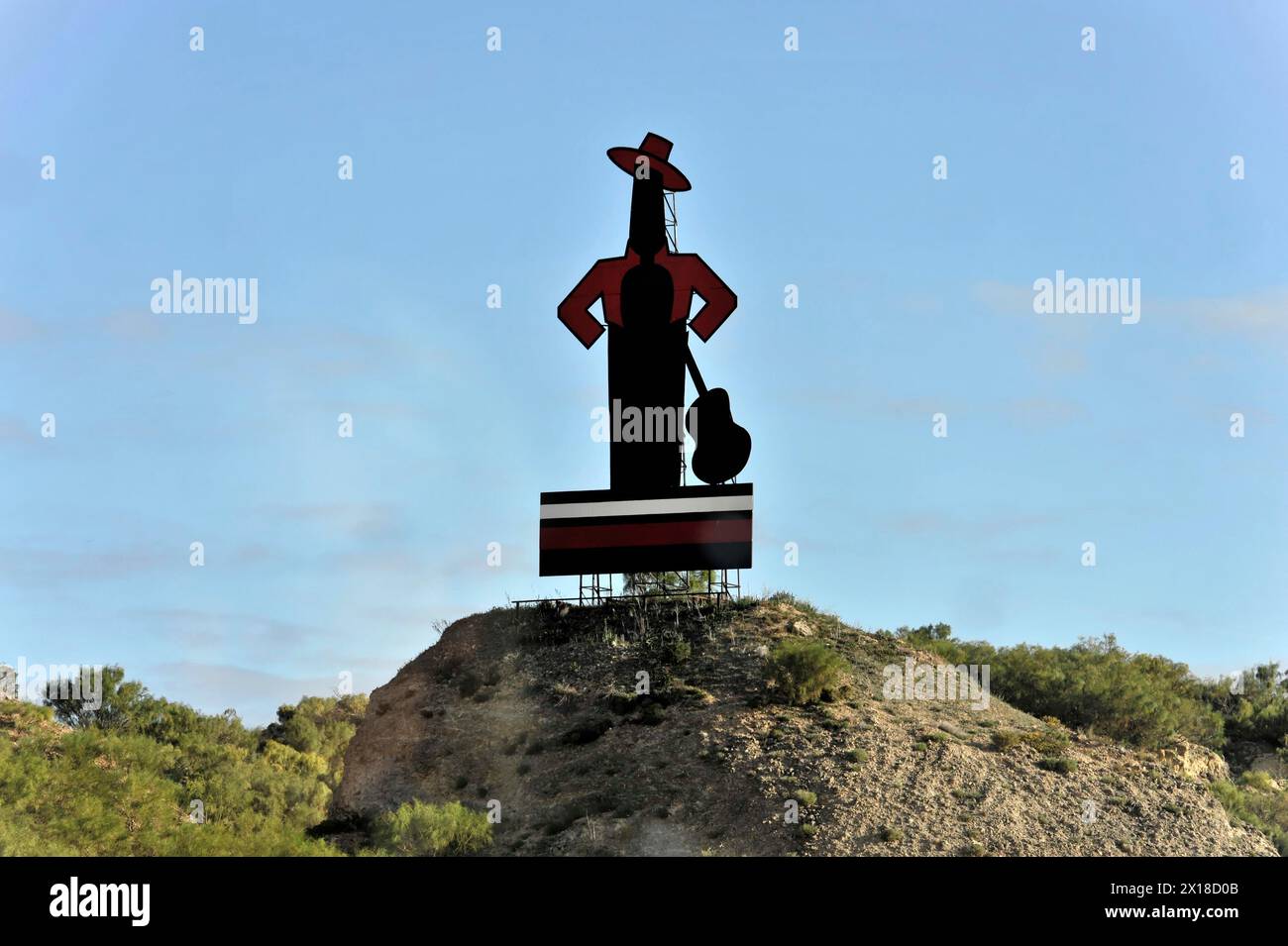 In der Nähe von Arcos, Eine große Skulptur einer figurativen Form in Rot und Schwarz auf einem Hügel, Andalusien, Spanien Stockfoto