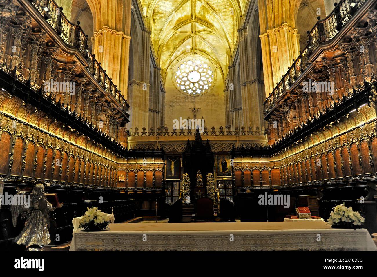 Chorbuden, Chorraum der Kathedrale von Sevilla, Catedral de Santa Maria de la Sede, Sevilla, das Innere einer Kirche mit reich verziertem Chor Stockfoto