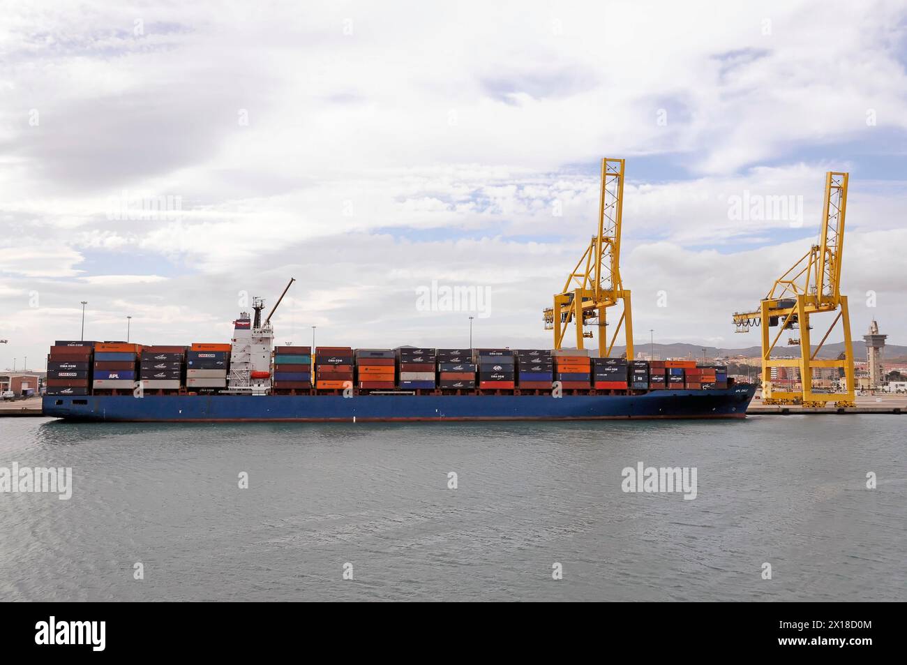 CEUTA, Containerschiff am Kai mit gelben Hafenkränen, beladen mit bunten Frachtcontainern, Marokko Stockfoto