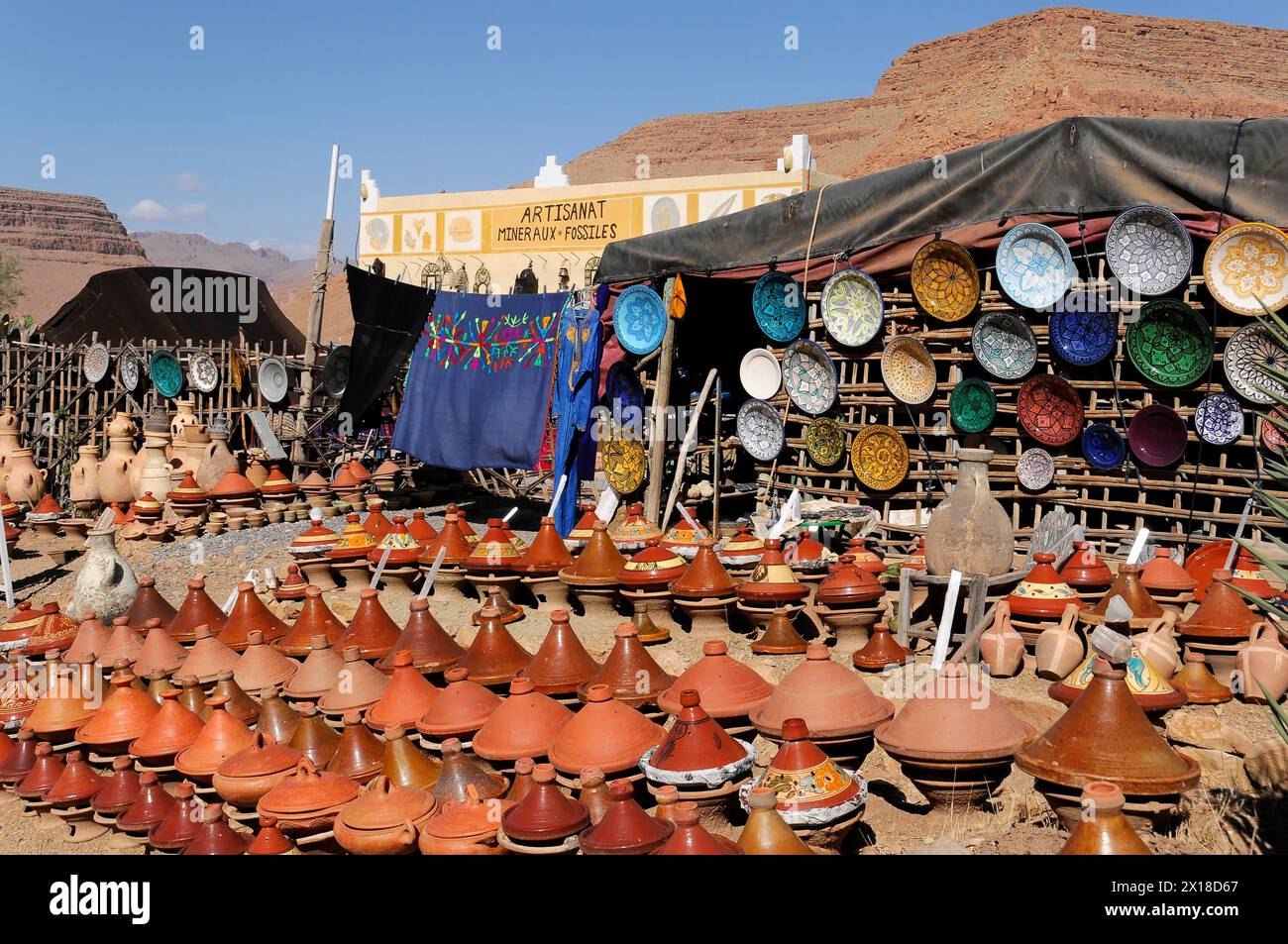 In der Nähe von Fès, Marktstand mit traditionellem Kunsthandwerk, Töpferwaren und Fossilien zum Verkauf, Nordmarokko, Marokko Stockfoto