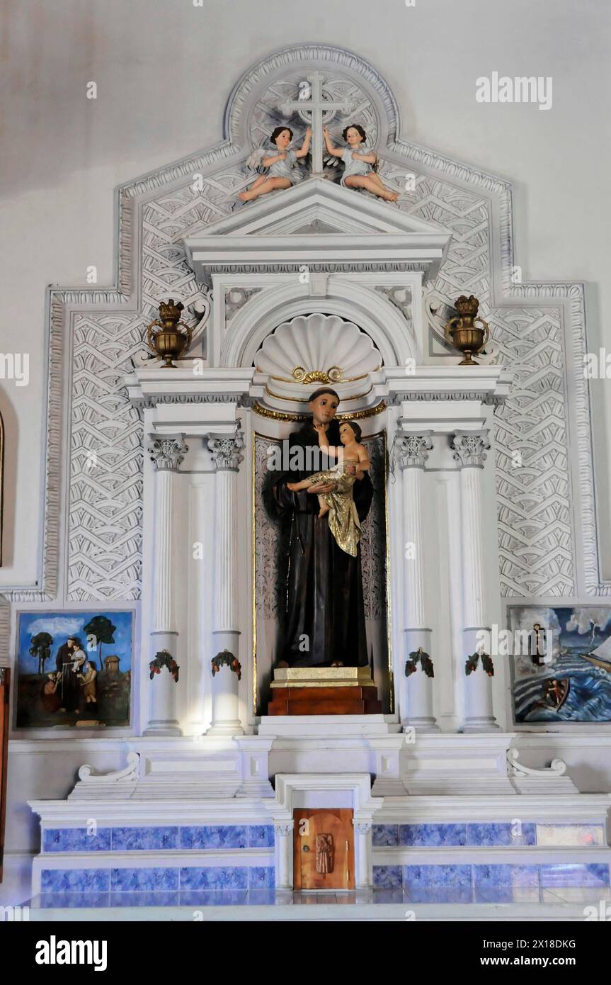 La Recoleccion Church, 1786, Leon, Nicaragua, Eine Figur eines heiligen auf einem Altar in einer Kirche mit verzierten Verzierungen, Mittelamerika, Mittelamerika Stockfoto