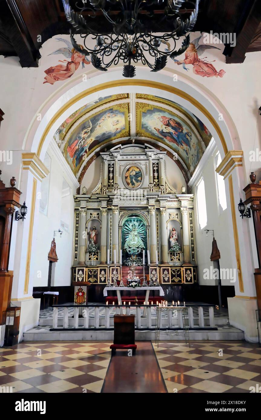 La Recoleccion Kirche, erbaut 1786, Leon, Nicaragua, prächtige Kirche mit Kanzel und Fresken über einem dekorativen Altar, Mittelamerika, Mittelamerika Stockfoto