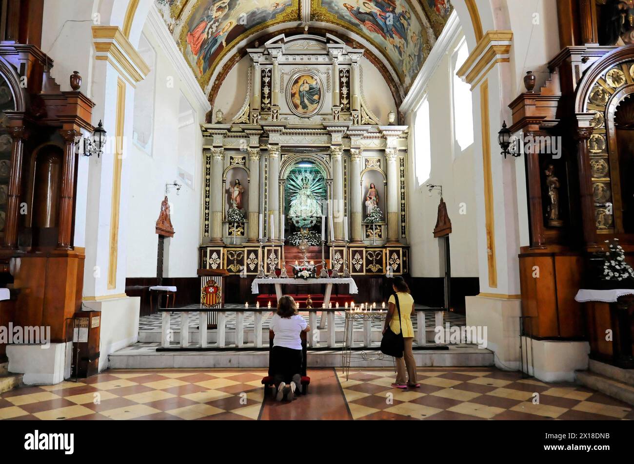 La Merced Church, erbaut um 1762, Leon, Nicaragua, Menschen beten vor einem reich geschmückten Altar in einer Kirche, Zentralamerika, Mittelamerika Stockfoto