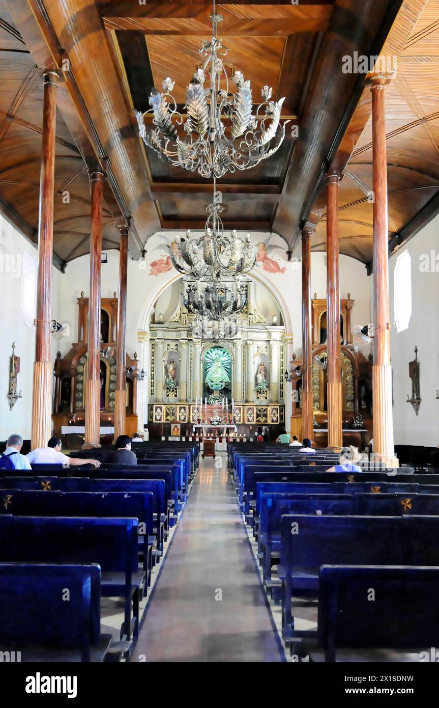 La Merced Church, erbaut um 1762, Leon, Nicaragua, Kircheninnenraum mit Blick auf einen reich verzierten Altar und Holzbalkendecke, Central Stockfoto