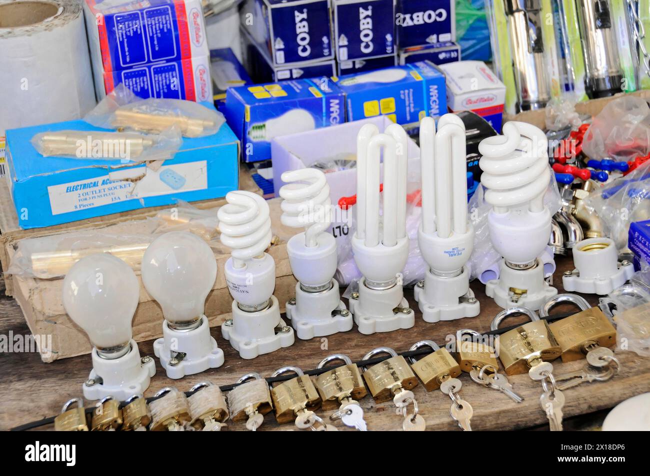 Leon, Nicaragua, Marktstand mit einer Auswahl an Glühlampen und Energiesparlampen und anderen Waren, Mittelamerika, Mittelamerika Stockfoto