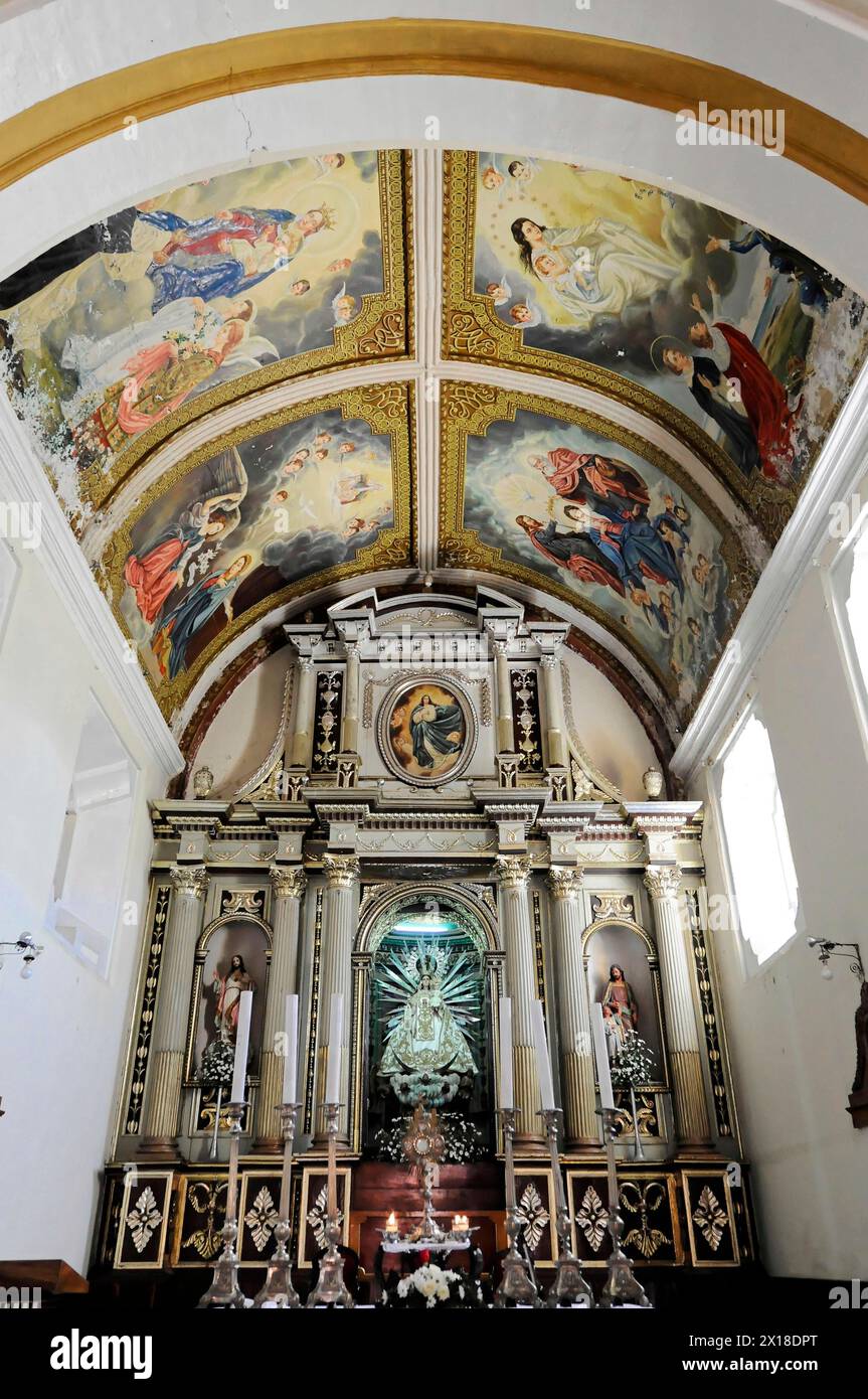 Kirche La Merced, erbaut um 1762, Leon, Nicaragua, Innere einer Kathedrale mit bunten Buntglasfenstern und reich dekoriert Stockfoto