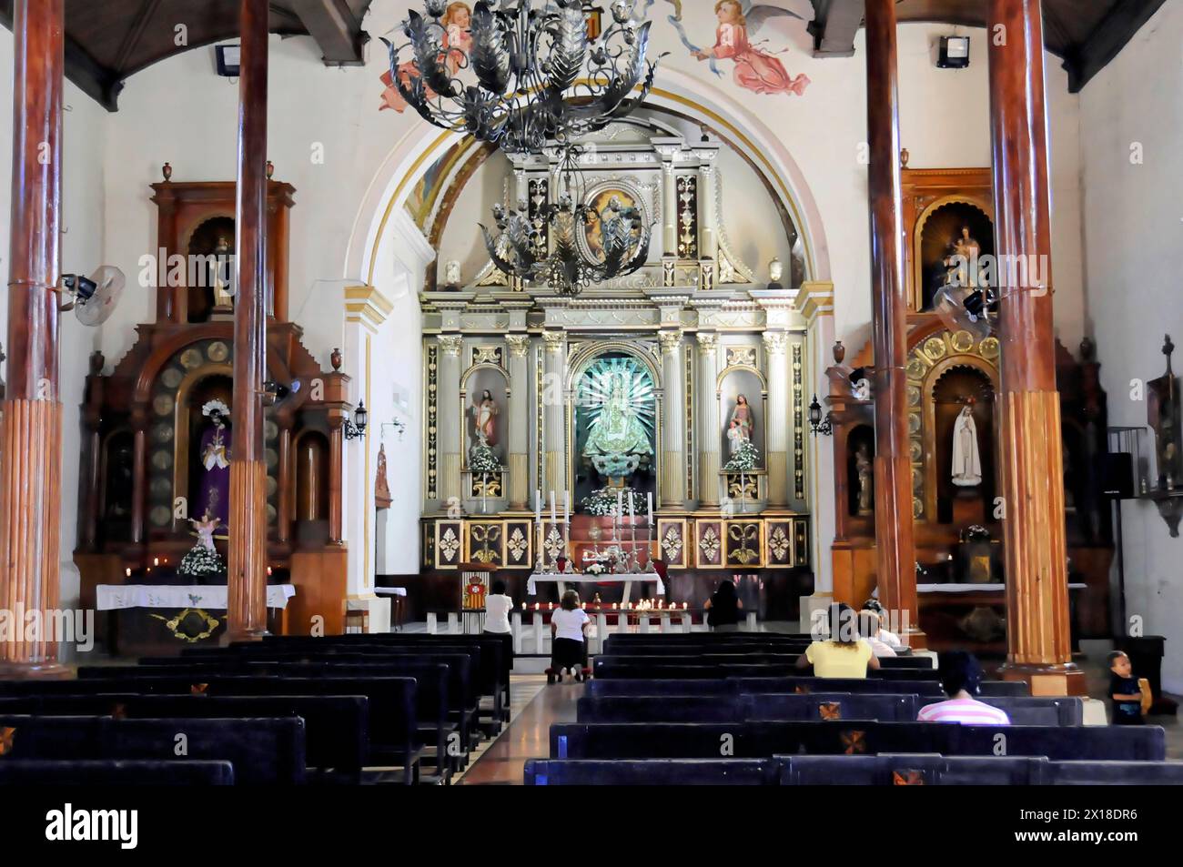 La Merced Kirche, erbaut um 1762, Leon, Nicaragua, breites Kirchenschiff mit Gläubigen, ein dekorierter Altar und Deckengemälde, Mittelamerika, Mittelamerika Stockfoto