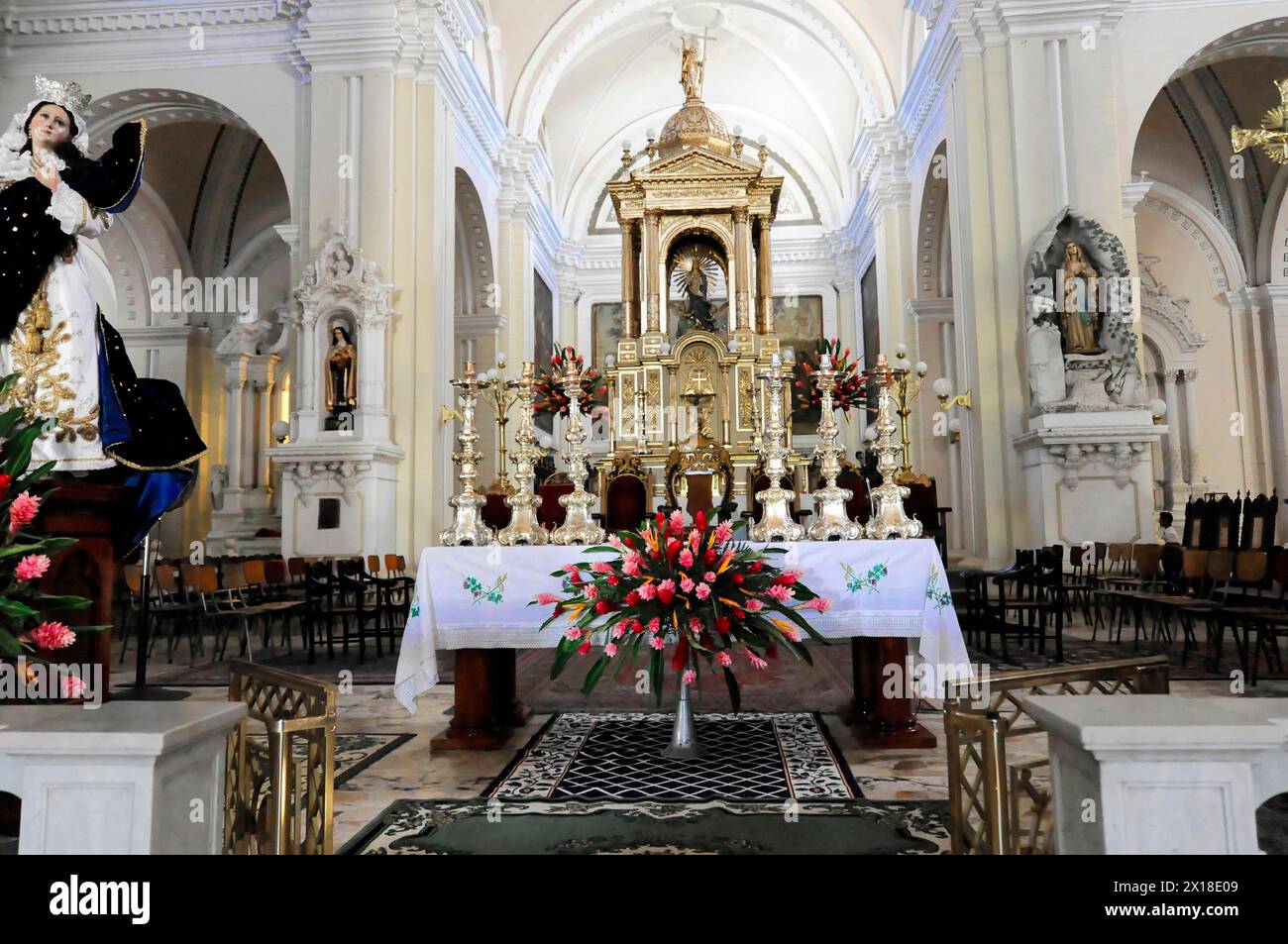 Catedral de la Asuncion, 1860, Leon, Nicaragua, Kirchenaltar mit goldenen Elementen und Blumenschmuck in einer katholischen Kirche, Zentralamerika Stockfoto