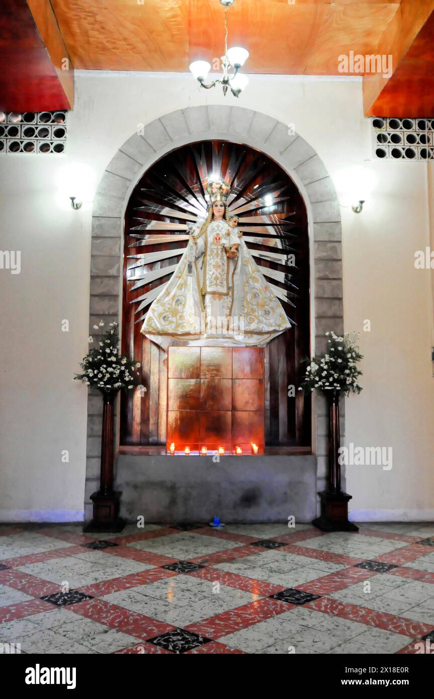 Kirche El Calvario, Leon, Nicaragua, Statue eines heiligen in prächtigen Gewändern auf einem Altar mit Kerzen, Mittelamerika, Mittelamerika Stockfoto