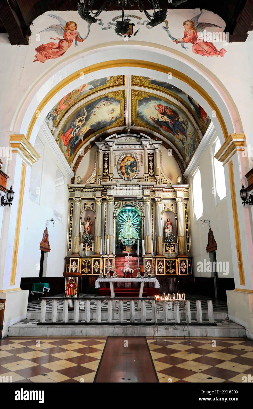El Calvario Kirche, Leon, Nicaragua, das Innere einer Kirche mit einem herrlichen Altar und religiösen Kunstwerken, Mittelamerika, Mittelamerika Stockfoto