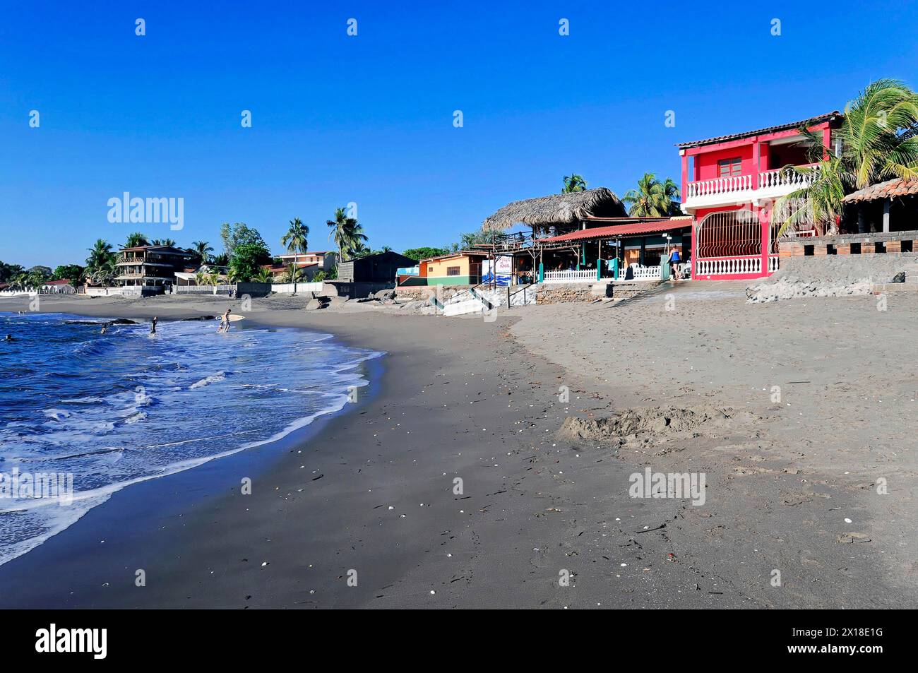 Strand in der Nähe von Poneloya, Las Penitas, Leon, Nicaragua, Blick auf den Strand mit verschiedenen Gebäuden, Palmen und Meer im Hintergrund, Mittelamerika, Zentral Stockfoto