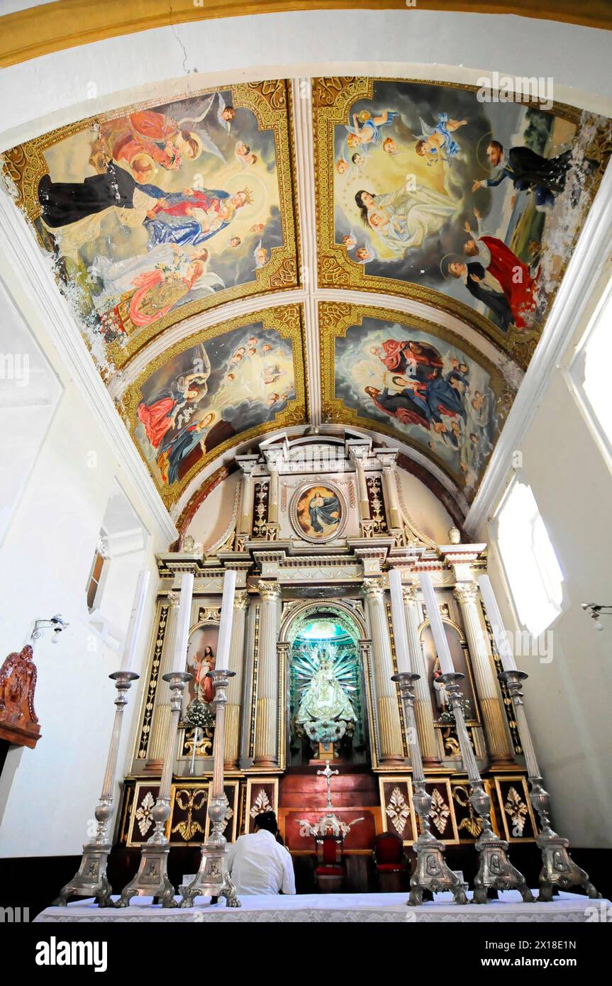 El Calvario Kirche, Leon, Nicaragua, prächtige barocke Kirchendecke mit Gemälden und Altar, Mittelamerika, Mittelamerika Stockfoto