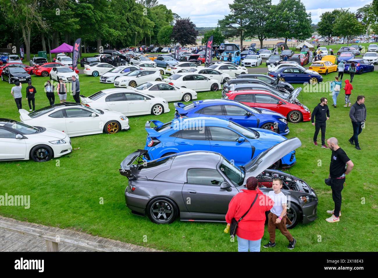 Autos, Stunt-Vorführungen und Besucher auf der Scottish Motor Show im Royal Highland Centre, Ingliston, Edinburgh, Schottland, UK Stockfoto