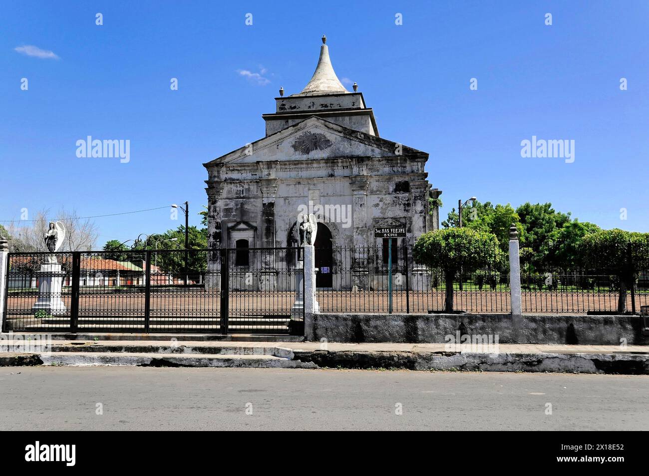 Leon, Nicaragua, barockes Gebäude hinter einem Metallzaun unter klarem Himmel, Zentralamerika, Zentralamerika Stockfoto