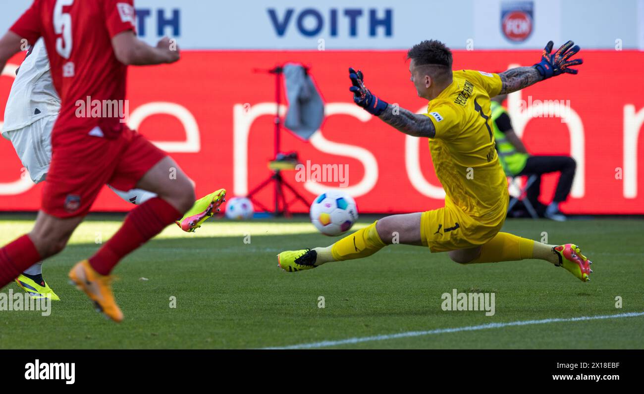 Torhüter Kevin Mueller 1.FC Heidenheim liegt buchstäblich in der Luft und speichert einen Schuss von Harry KANE Bayern München nicht im Bild Stockfoto