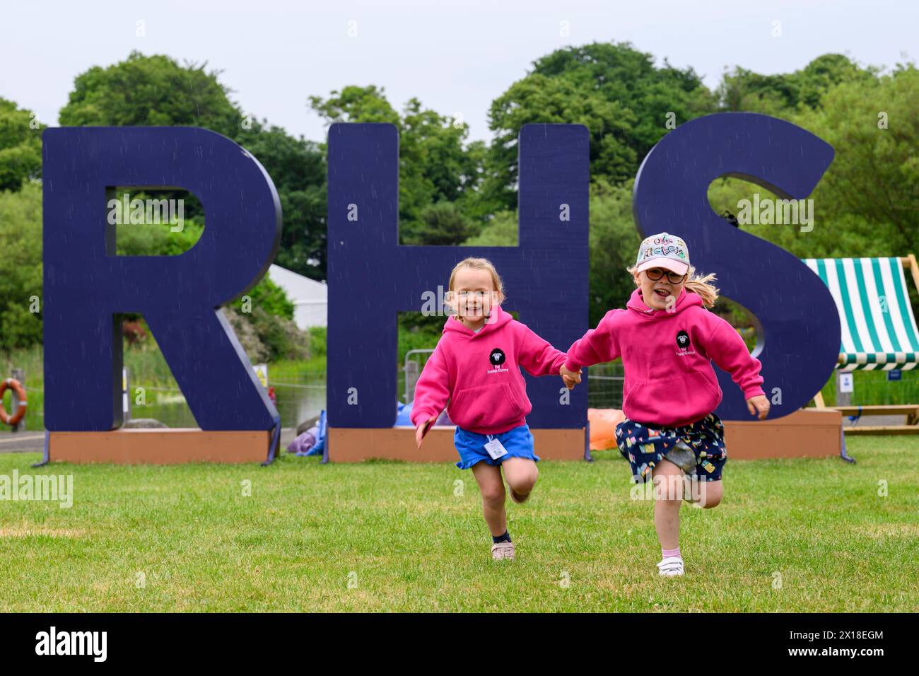 Kinder rennen an den riesigen RHS-Buchstaben auf der Royal Highland Show im Royal Highland Centre, Ingliston, Edinburgh, Schottland, UK vorbei Stockfoto