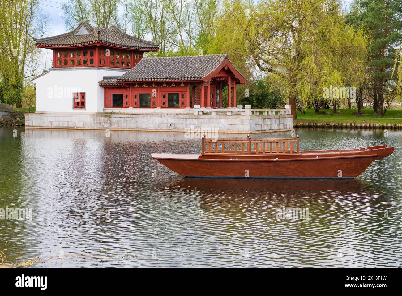 Teich Spiegel des Himmels mit Pagoden, Teehaus, als Zentrum eines chinesischen Gartens, traditionelles chinesisches Boot, Ruderboot, chinesischer Garten, Gärten des Stockfoto