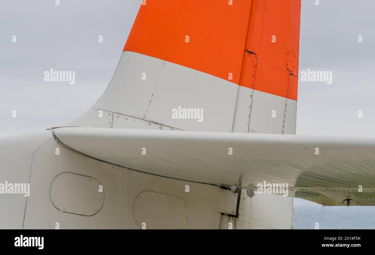 Nahaufnahme des Heckbereichs von kleinen Flugzeugen, die im öffentlichen Park am Berg mit Bäumen im Hintergrund in Gangneung, Südkorea, ausgestellt werden Stockfoto