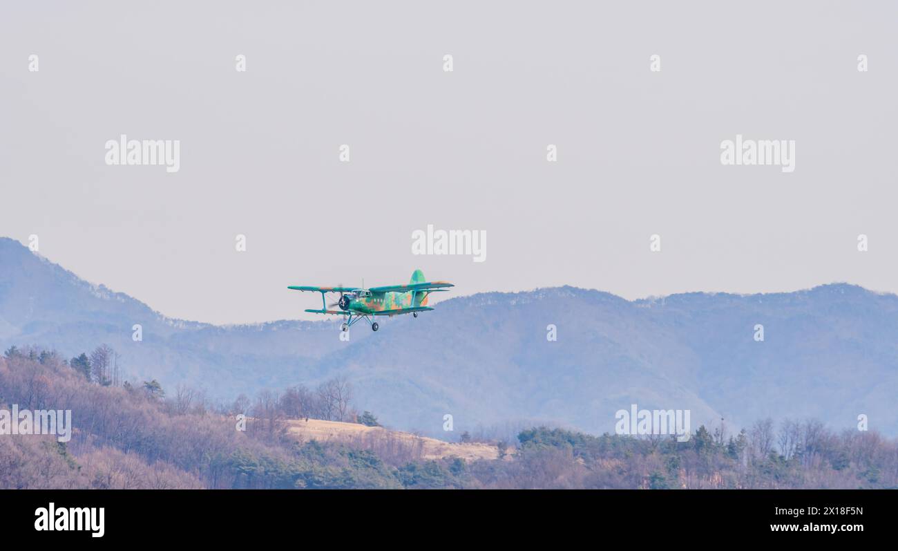 ROK militärische Doppeldecker-Trainingsflugzeuge fliegen über Bergregionen im bewölkten Winter in Chungju, Südkorea Stockfoto