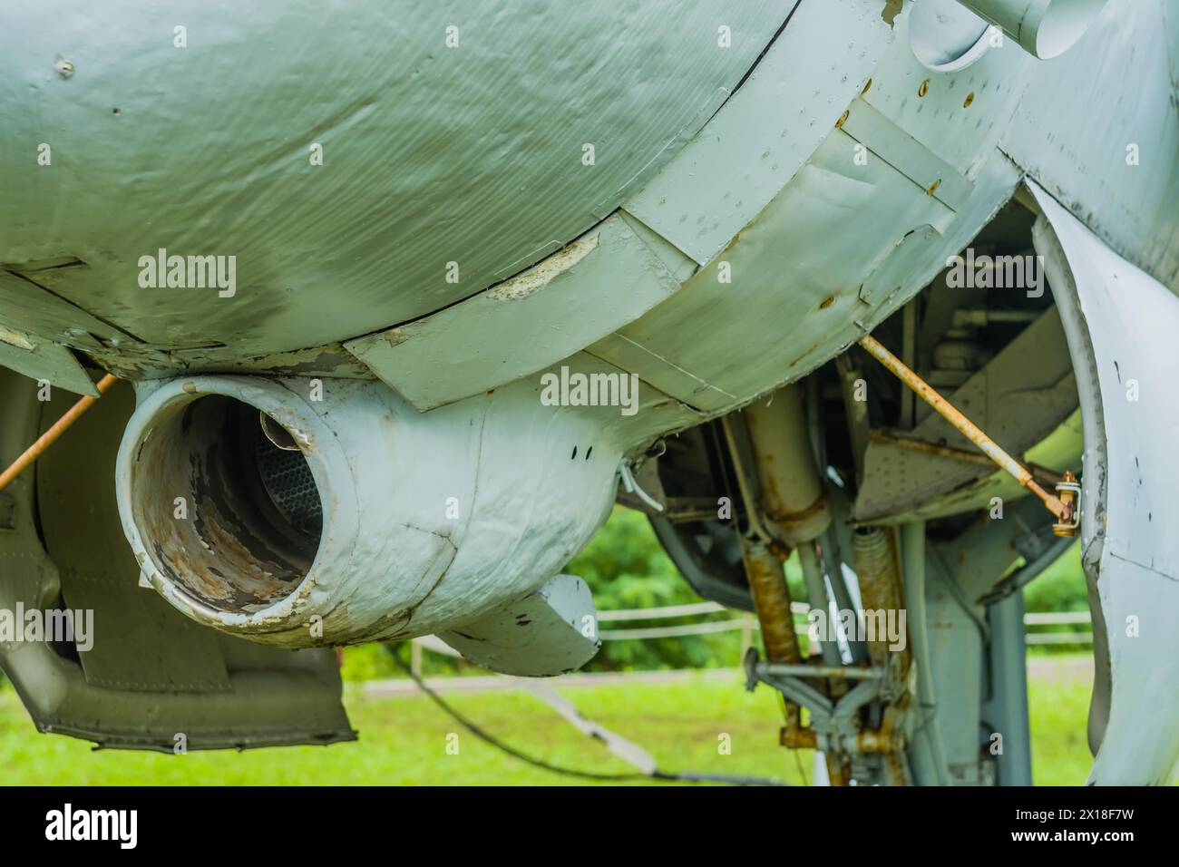 Lufteinlass und Bodenverkleidung eines alten Radialmotors. Befindet sich im öffentlichen Park in Gangneung, Südkorea Stockfoto