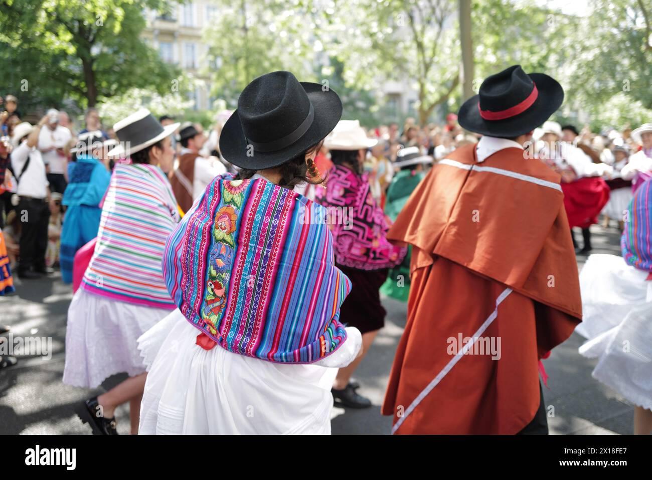 Wunderschöne Farben und Tanz während des Karnevals der Kulturen. Berlin, Deutschland Stockfoto