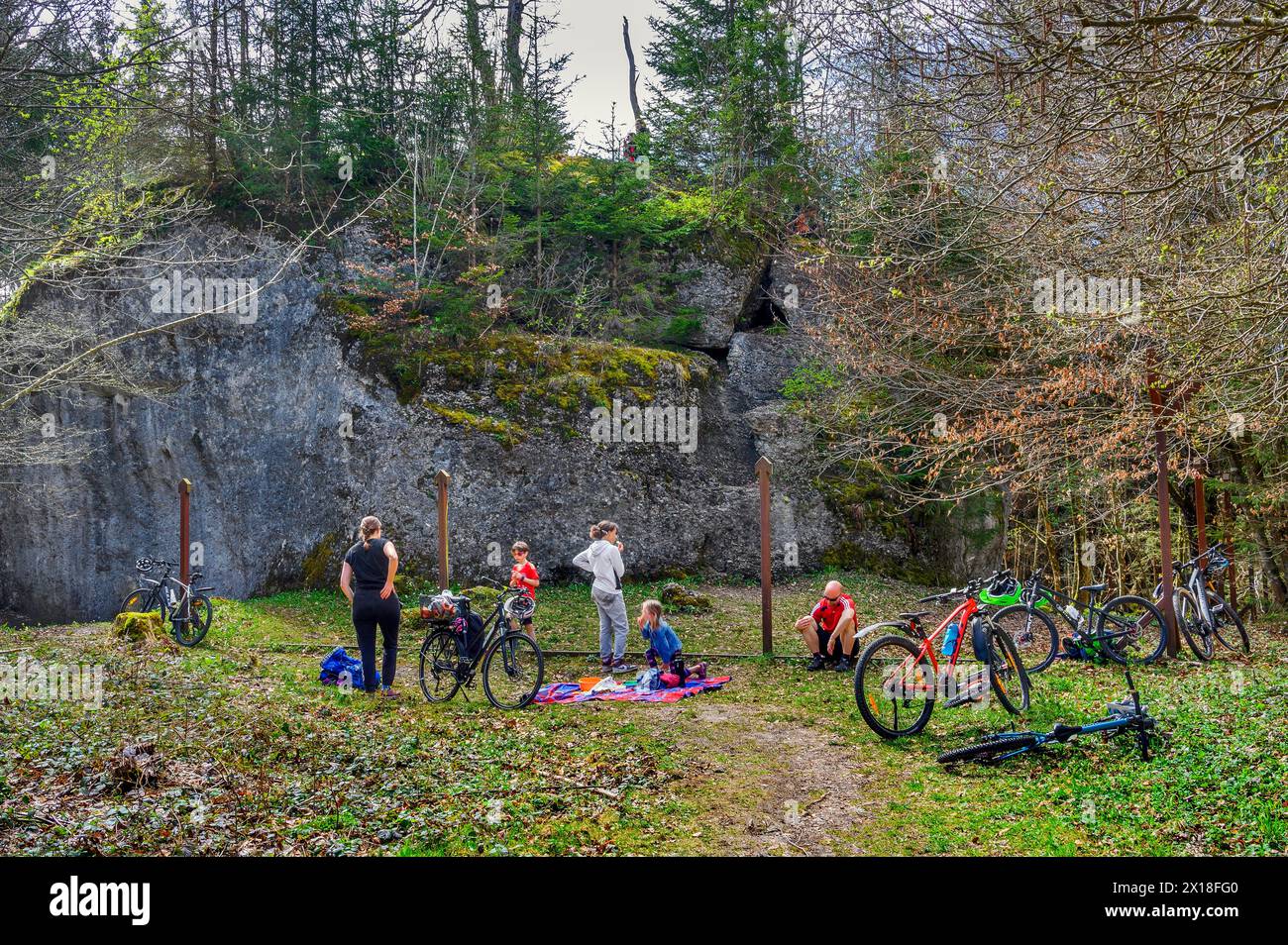 Touristen am Dengelstein, mit einer Höhe von rund 9 Metern, einem Volumen von über 1 400 Kubikmetern und einem Gewicht von rund 3 735 Tonnen, ist es die La Stockfoto