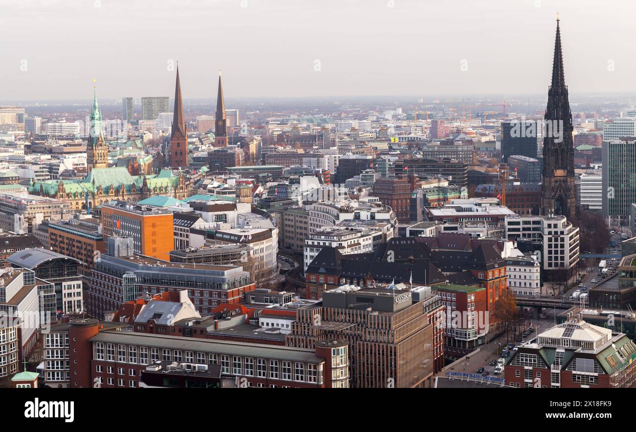 Hamburg, Deutschland - 30. November 2018: Luftansicht mit dem Turm der St. Nicholas Church auf der rechten Seite Stockfoto