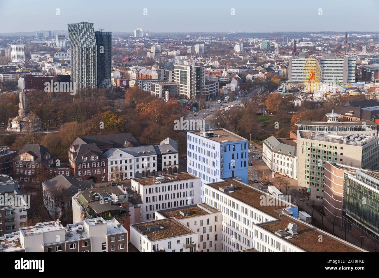 Hamburg, Deutschland - 30. November 2018: Hamburgs Stadtblick mit modernen Gebäuden am Tag Stockfoto