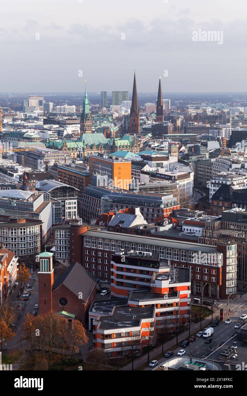 Hamburg, Deutschland - 30. November 2018: Luftaufnahme der Stadt, vertikales Foto am Tag Stockfoto