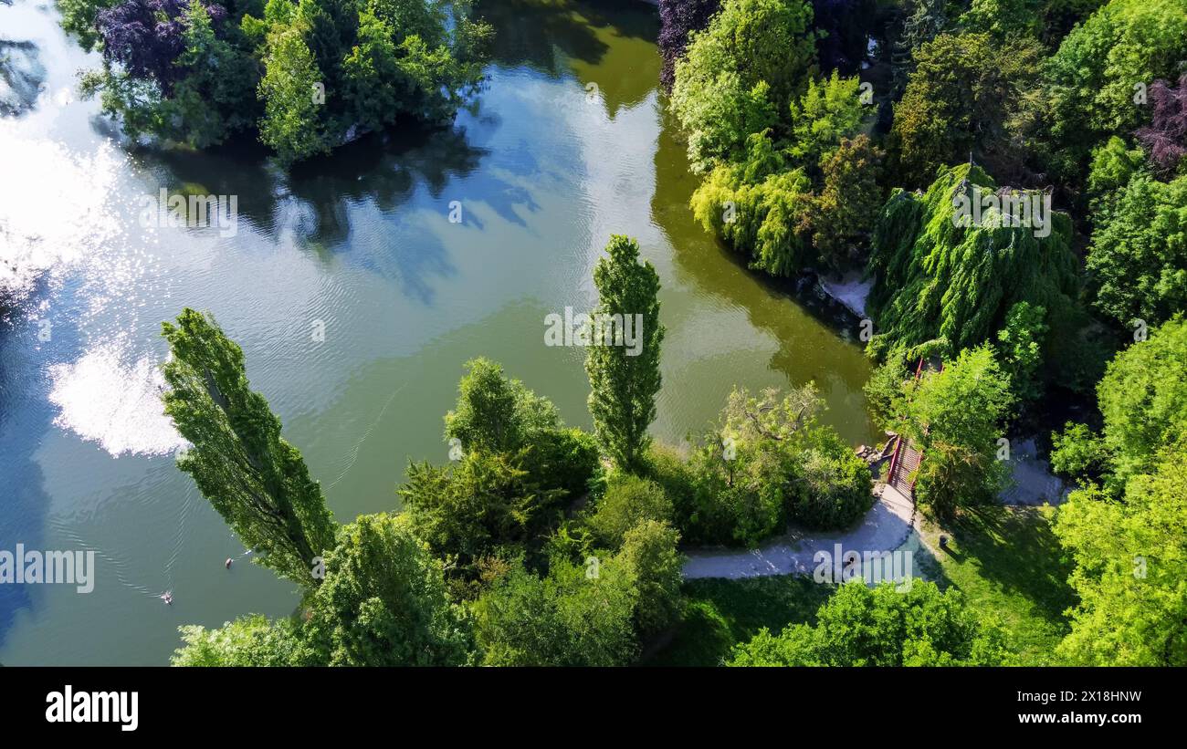 Fantastischer Blick auf die Drohne auf den Park von Edmond de Rothschild. (Atemberaubende Natur). Ein weinender Baum am Ufer und eine kleine Brücke, entfernte Person, die sich aufhält, ein Teichschienbein Stockfoto