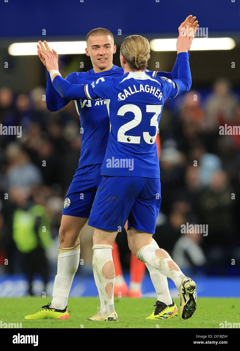 London, Großbritannien. April 2024. Alfie Gilchrist aus Chelsea feiert mit Conor Gallagher aus Chelsea, nachdem er 6-0 Punkte beim Premier League-Spiel in Stamford Bridge erzielt hat. Der Bildnachweis sollte lauten: Paul Terry/Sportimage Credit: Sportimage Ltd/Alamy Live News Stockfoto