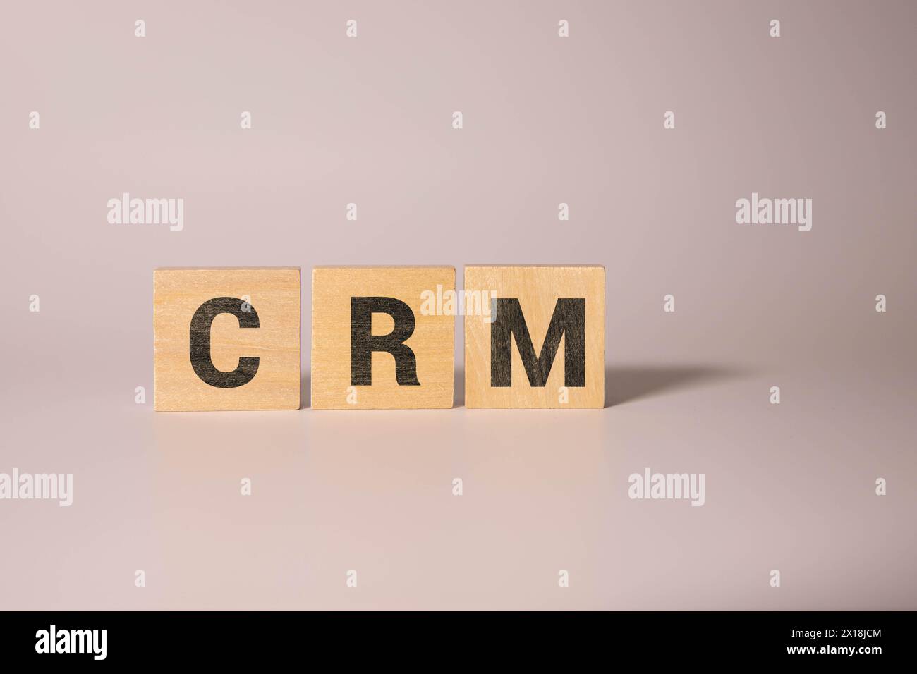 CRM-Banner, Customer Relationship Management, auf Holzwürfeln über verschwommenem Hintergrund mit Kopierraum, Erfolg im Geschäftskonzept Stockfoto
