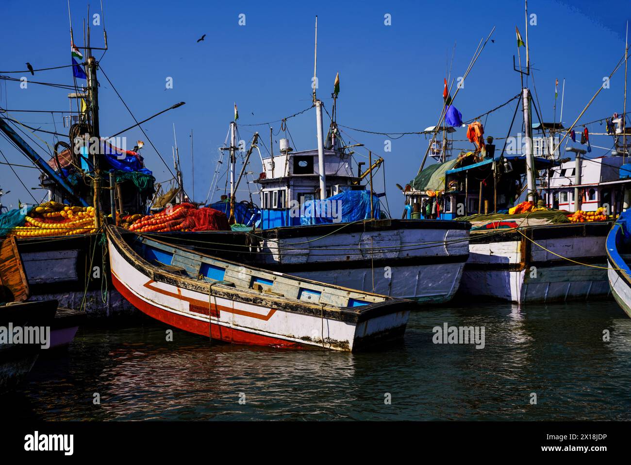 Kleine fischerschiffe ankern an der Küste in Kerala (oder Karnataka oder Goa) an sonnigen Tagen mit gelben Kugeln (Rand des Fischernetzes). Schwarzfischadler fl Stockfoto