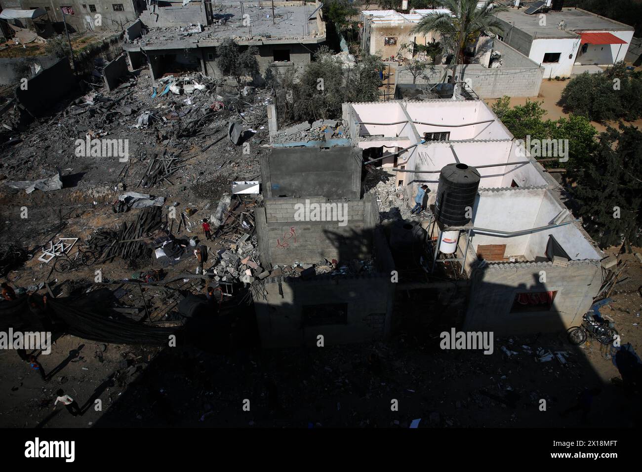 Gaza. April 2024. Das Foto vom 15. April 2024 zeigt zerstörte Häuser in Rafah im südlichen Gazastreifen. Die Zahl der palästinensischen Todesopfer aufgrund der laufenden israelischen Angriffe auf den Gazastreifen ist auf 33.797, sagte das von der Hamas betriebene Gesundheitsministerium am Montag. Quelle: Khaled Omar/Xinhua/Alamy Live News Stockfoto
